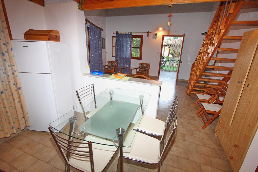 Foinikas Rooms Eratini Ruang foto
