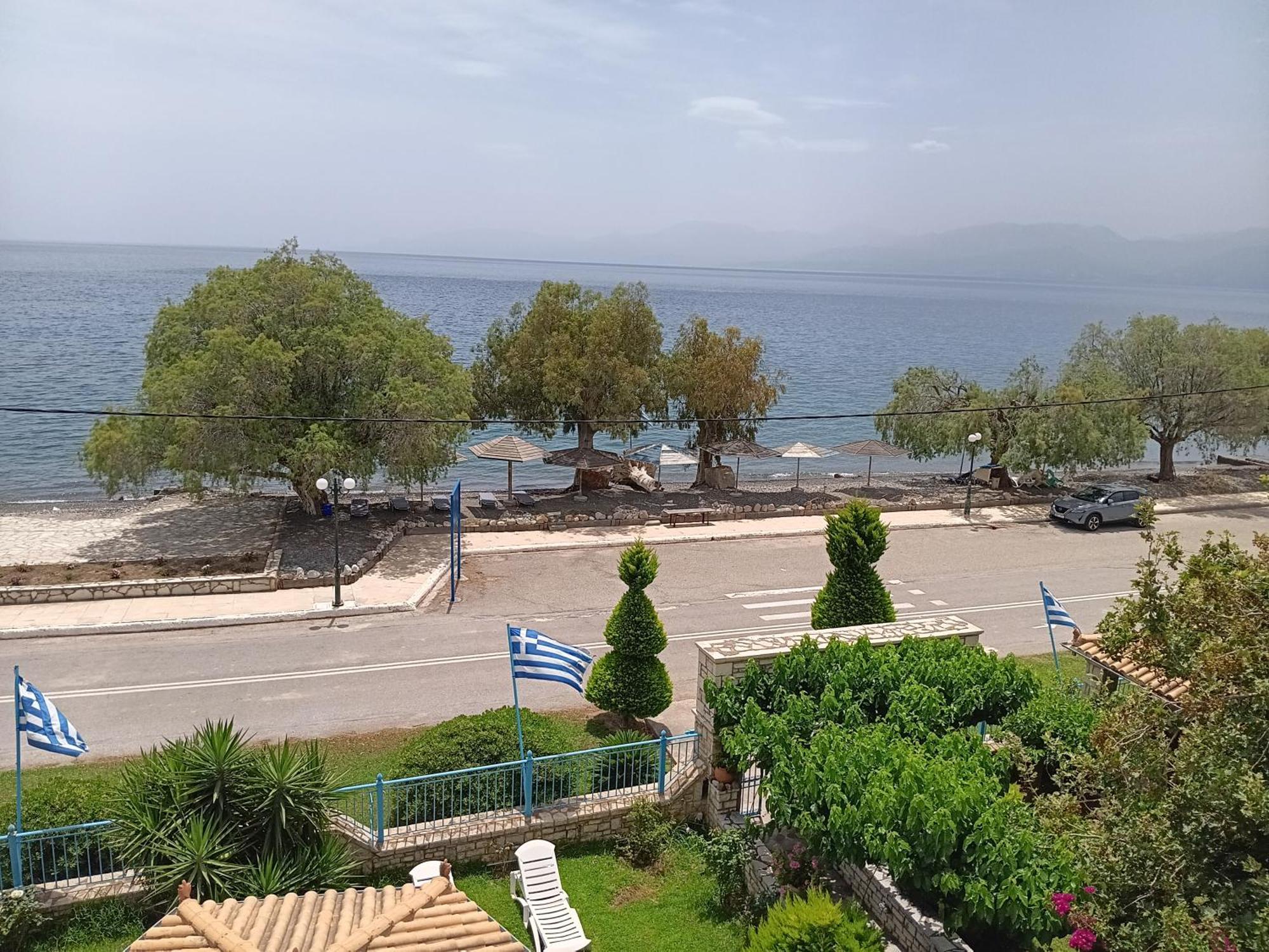 Foinikas Rooms Eratini Bagian luar foto